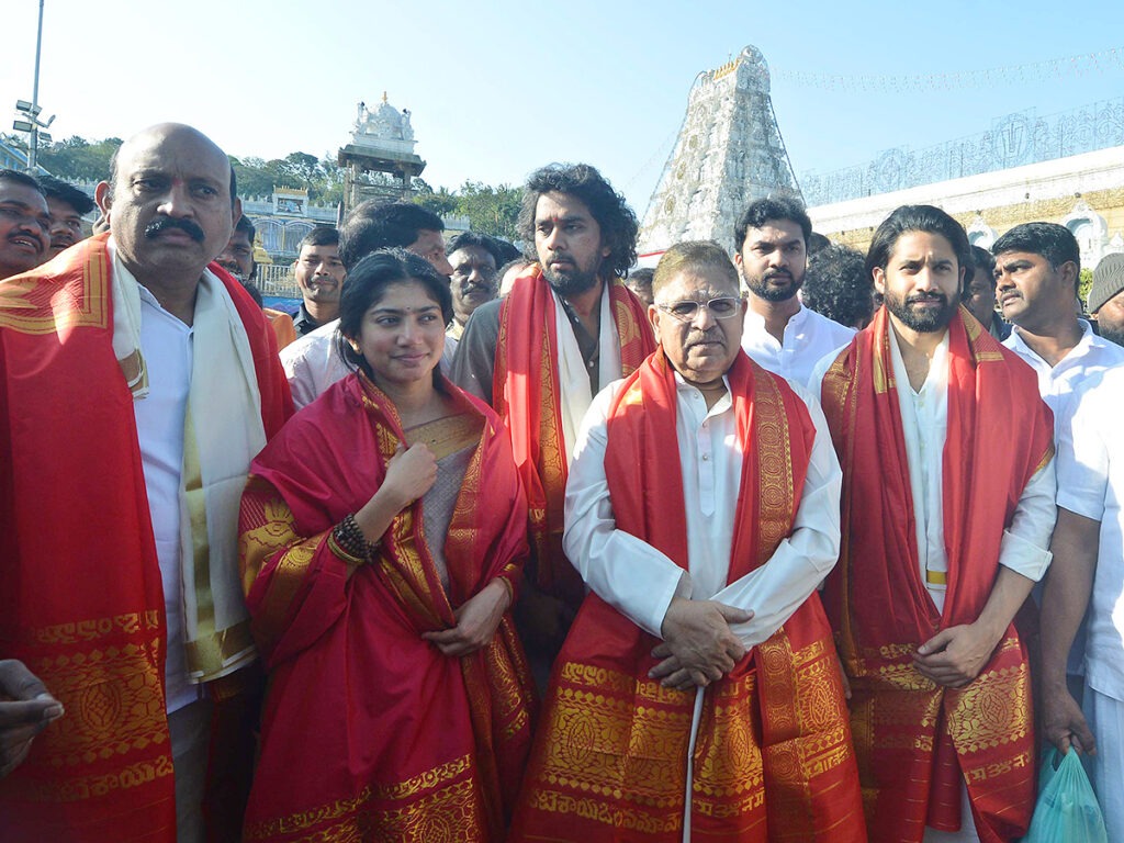 Thandel Movie Team at Tirumala (1)