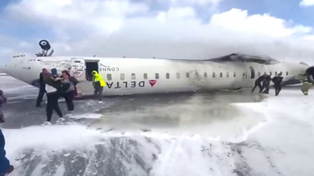 విమానం బోల్తా 18మందికి గాయాలు