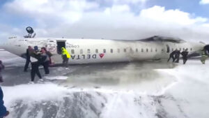 విమానం బోల్తా 18మందికి గాయాలు