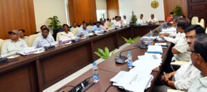 సచివాలయంలో హ్యామ్ రోడ్లపై ఆర్ & బీ అధికారులతో జరిగిన రివ్యూలో మంత్రి కోమటిరెడ్డి వెంకట్ రెడ్డి కామెంట్స్