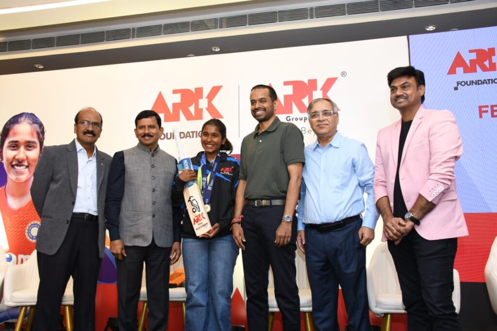 త్రిష ను సత్కరించిన ఎఆర్‌కే గ్రూప్