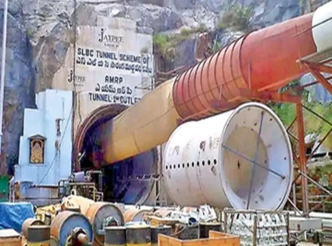 నాగర్ కర్నూల్ జిల్లా దోమలపెంట వద్ద శ్రీశైలం ఎడమగట్టు కాలువ వద్ద ప్రమాదం