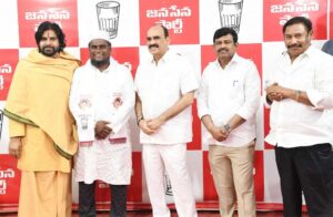 పవన్ కల్యాణ్ సమక్షంలో జనసేనలో చేరిన వైసీపీ కార్పొరేటర్లు