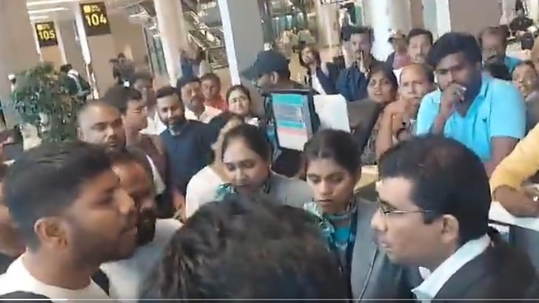  విమానం ఆలస్యంతో ప్ర‌యాణికులు నిర‌స‌న‌