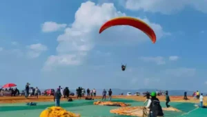 పారా గ్లైడింగ్ చేసి పరీక్షకు వెళ్లిన విద్యార్థి