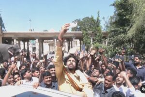 విద్యార్థుల‌తో ప‌వ‌న్ సెల్ఫీ