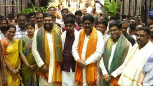 శ్రీకాళహస్తీకి ఆనం పట్టు వస్త్రాల సమర్పణ