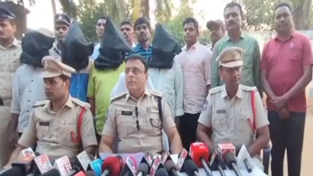 సొంత ఇంటికే కన్నం అడ్డొచ్చిన తల్లిదండ్రులను హతమార్చే యత్నం