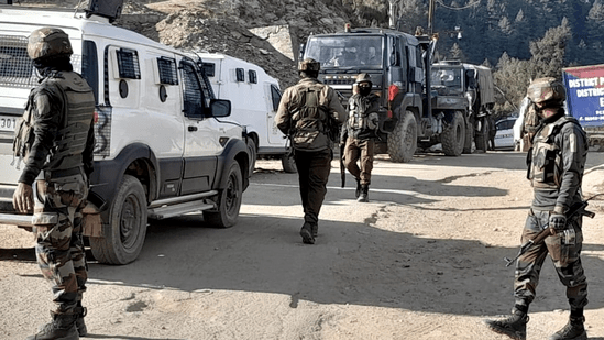 ఆర్మీ వాహనంపై ఉగ్రవాదుల దాడి