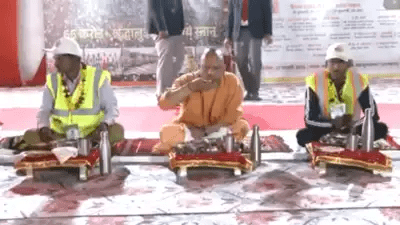 పారిశుద్ధ కార్మికుల‌తో క‌లిసి సీఎం  