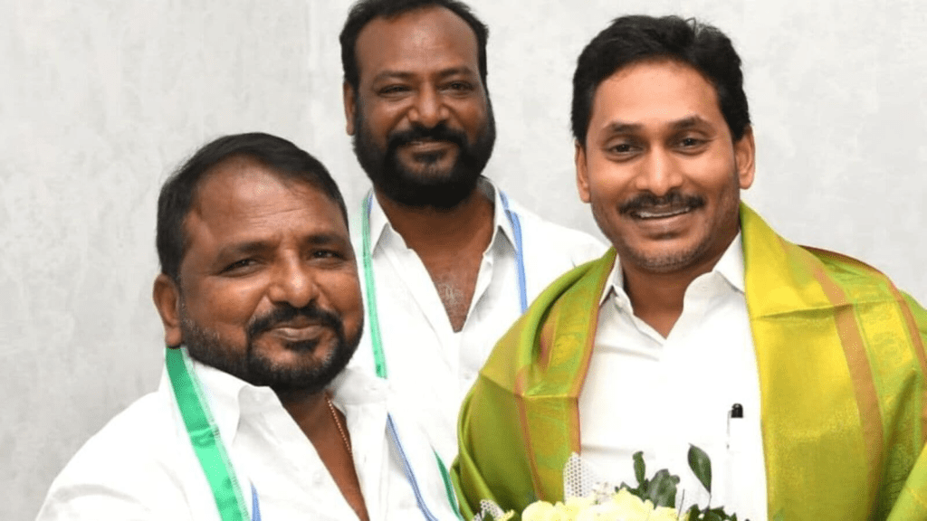 శైలజానాథ్ కు పార్టీ కండువా కప్పి ఆహ్వానించిన జగన్..