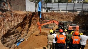 ఎల్బీనగర్‌లో సెల్లార్ తవ్వకాల్లో అపశృతి