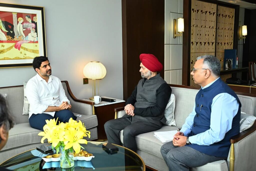 గూగుల్ క్లౌడ్ ఎండీ బిక్రమ్ సింగ్, జట్టు డిల్లీలో ఏమంత్రి నారా లోకేశ్‌ను కలిశారు