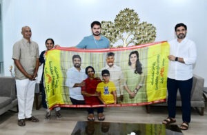 చేనేత వస్త్రంపై చంద్రబాబు ఫ్యామిలీ ఫొటో