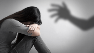 కదులుతున్న బస్సులో నుంచి దూకిన బాలికలు