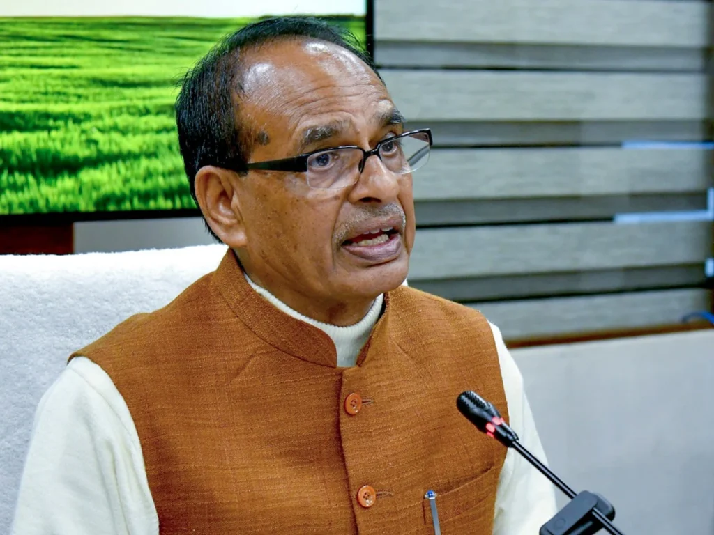 విరిగిన సీటులో కూర్చుని ప్రయాణం చేసిన కేంద్రమంత్రి