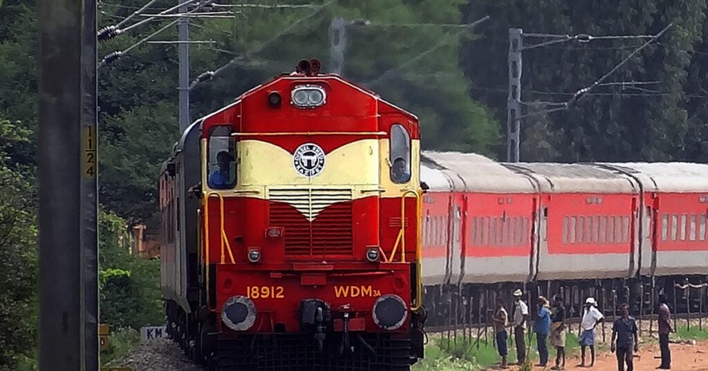 తెలుగు రాష్ట్రాల్లోని ఈ స్టేషన్లలో 26 రైళ్లకు హాల్ట్ లు