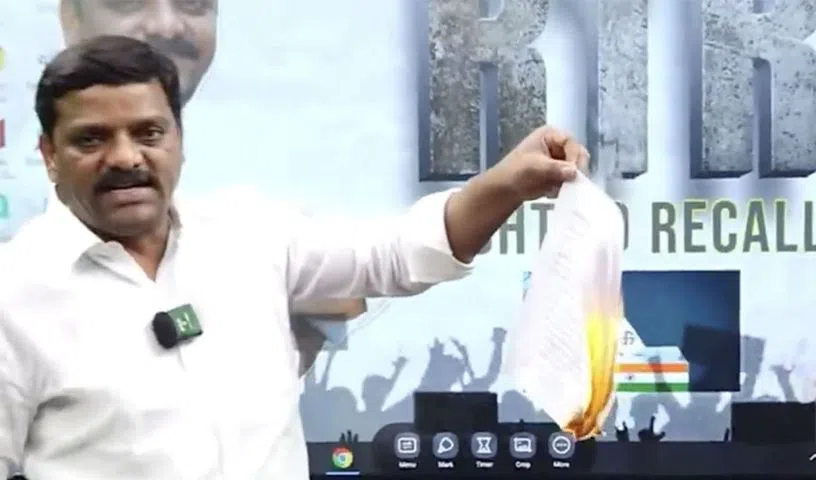 నకిలీ కుల సర్వే అంటూ తగలబెట్టిన తీన్మార్ మల్లన్న!