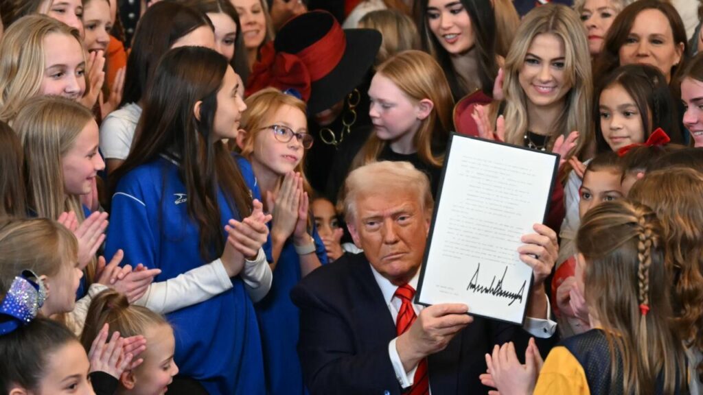 మహిళా క్రీడలలో ట్రాన్స్‌జెండర్లను నిషేదించిన ట్రంప్