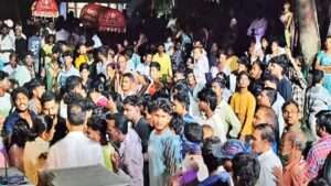 మహిళా ఎస్సైపై యువకుల దాడి..చివరికి ఏమైంది?