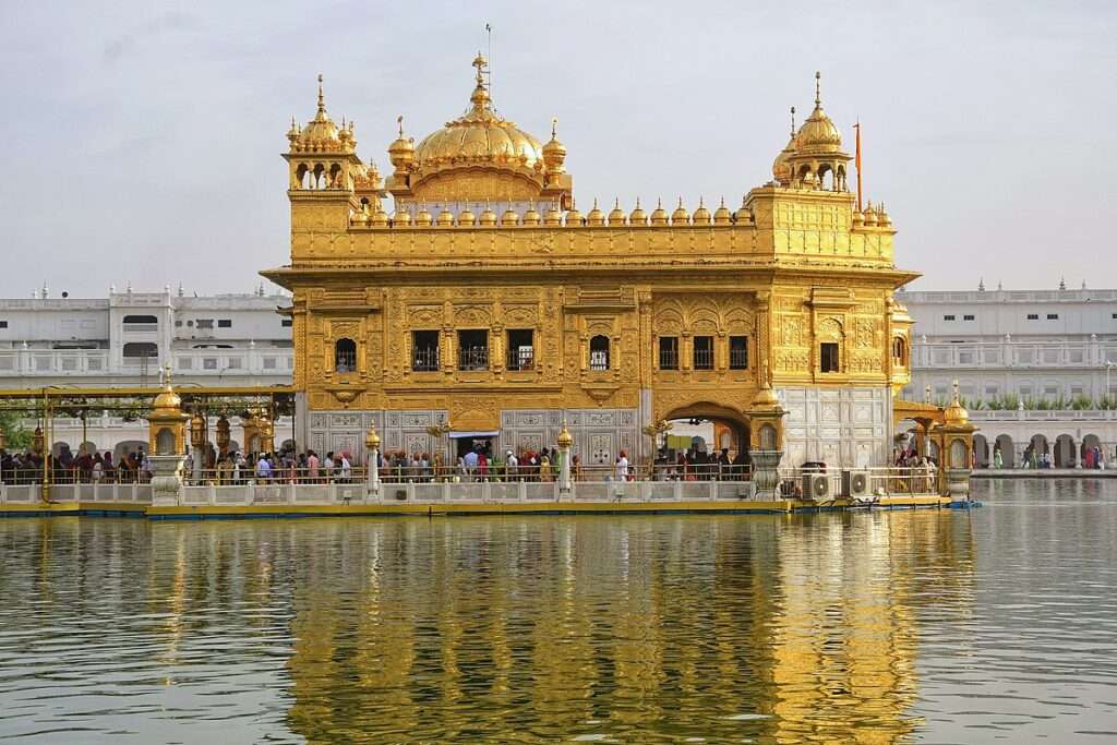 Golden temple: స్వర్ణదేవాలయంలో దాడి..ఐదుగురికి గాయాలు