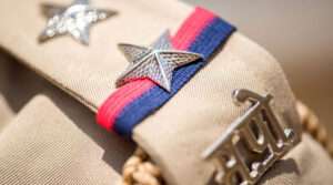 దాడికి పాల్పడిన నిందితులకు గుండు కొట్టించిన పోలీసులు