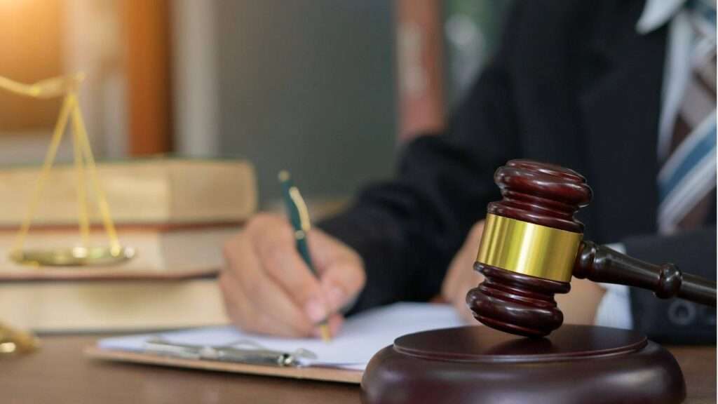 Judges:జడ్జిలు తప్పు చేస్తే వారి పై ఎలాంటి చర్యలు తీసుకోవచ్చు..!