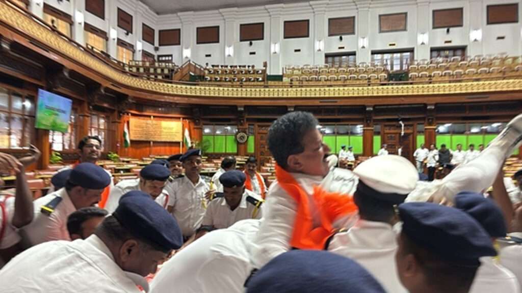 Karnataka : కర్ణాటక అసెంబ్లీలో 18మంది ఎమ్మెల్యేలపై సస్పెన్షన్ వేటు