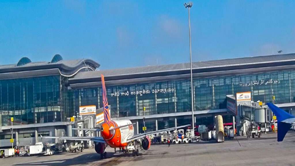 శంషాబాద్‌లో విమానానికి తప్పిన పెను ప్రమాదం!