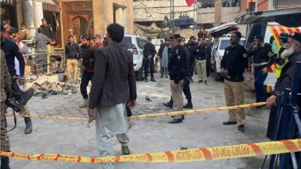 Pakistan: పాకిస్థాన్ మసీదులో బాంబు పేలుడు