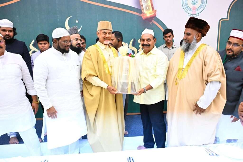 Chandrababu Naidu : ముస్లింలతో కలిసి నమాజ్ చేసిన చంద్రబాబు
