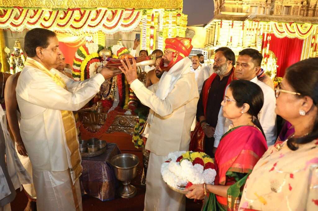 Chandrababu : శ్రీనివాస కల్యాణం : పట్టువస్త్రాలు సమర్పించిన చంద్రబాబు