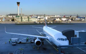 లండన్‌లో భారీ అగ్ని ప్రమాదం – హీత్రూ విమానాశ్రయం మూసివేత