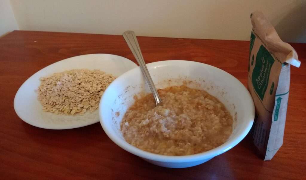 Quaker apples & cinnamon instant oatmeal 2