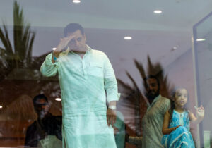 సల్మాన్ ఇంటికి భారీగా తరలివచ్చిన అభిమానులు