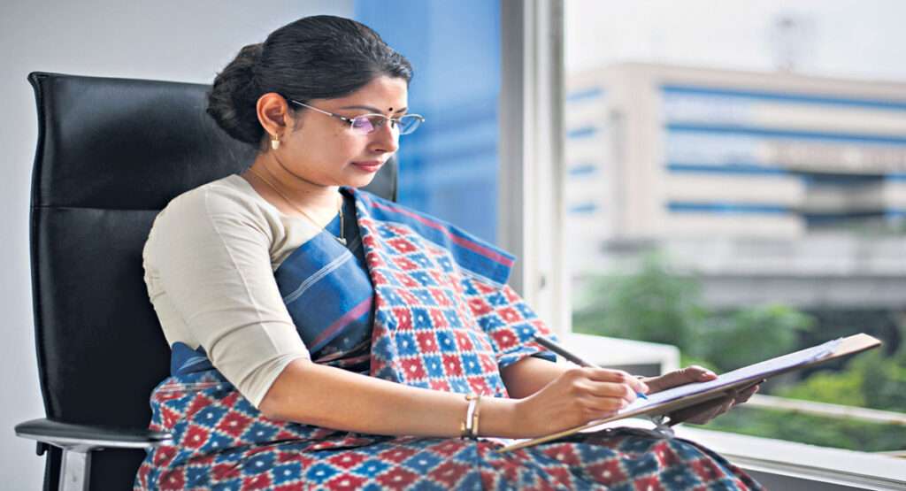 Smitha Sabarwal: స్మితా సబర్వాల్‌కు నోటీసులు జారీ చేయనున్న వ్యవసాయ వర్సిటీ