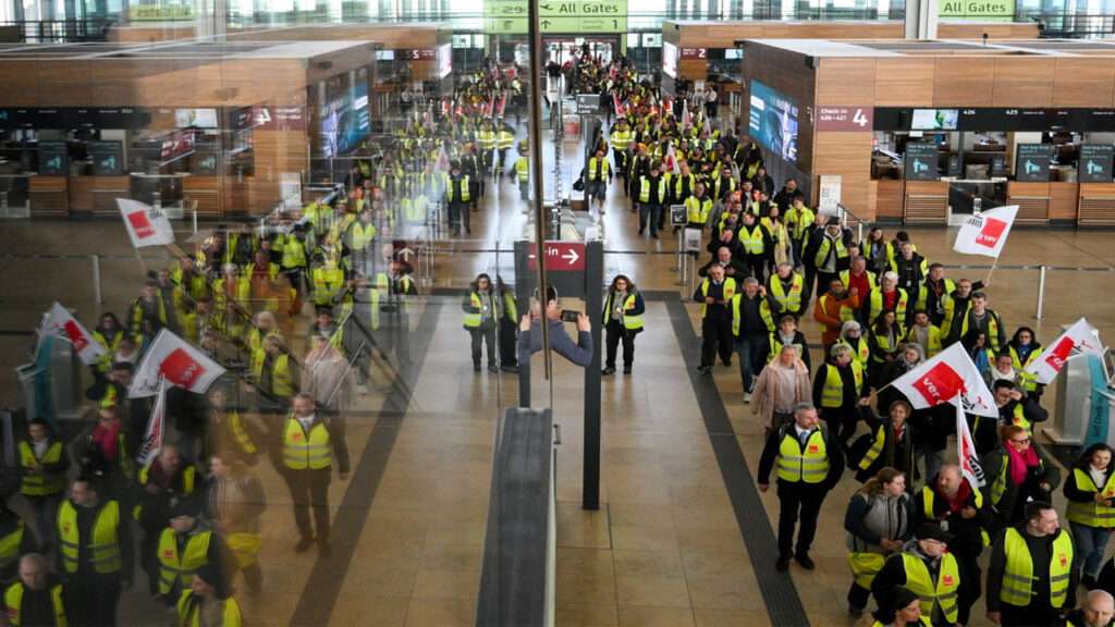 ఎయిర్‌పోర్టుల్లో సమ్మె.. 3400 విమానాలు రద్దు !