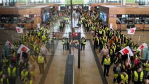 ఎయిర్‌పోర్టుల్లో సమ్మె.. 3400 విమానాలు రద్దు !