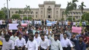 ఓయూలో సౌకర్యాల కోసం రోడ్డెక్కిన విద్యార్థులు