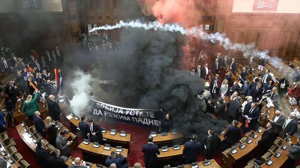 సెర్బియా పార్లమెంట్‌లో ఉద్రిక్తత .. ఎంపిలకు గాయాలు