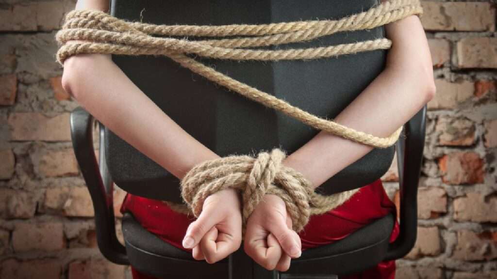 Tirupati incident : తిరుపతిలో ఓ కుటుంబాన్ని దుండగులు కిడ్నాప్ : భారీ డబ్బు డిమాండ్