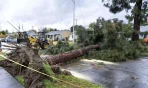 అమెరికాలో పలు చోట్ల టోర్నడోల బీభత్సం