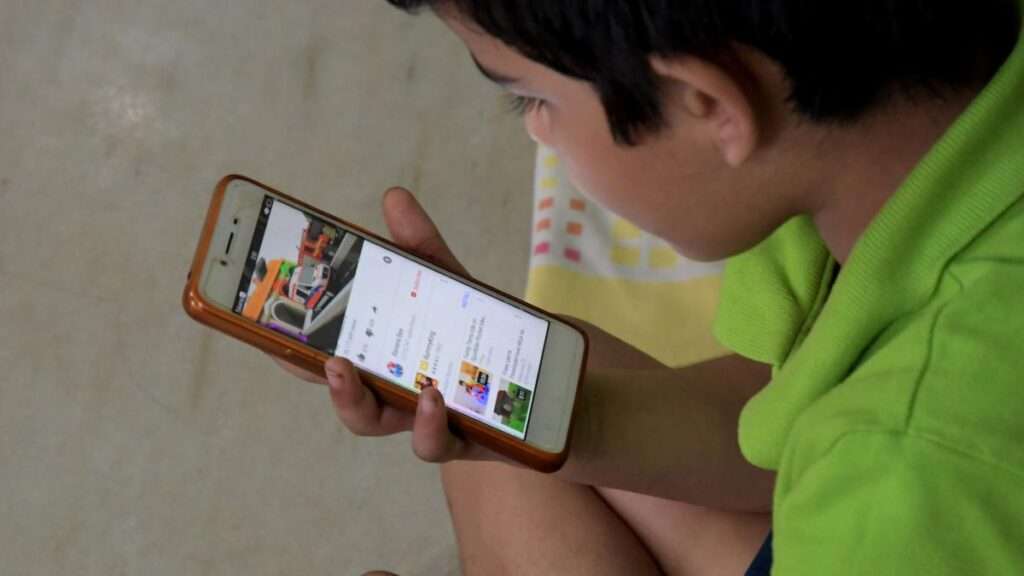 Reels :’రీల్స్​’ మోజులో కొట్టుకొనిపోతున్న బాల్యం