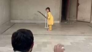 సిక్స్ లు బాదేస్తున్న పాకిస్థాన్ బాలిక