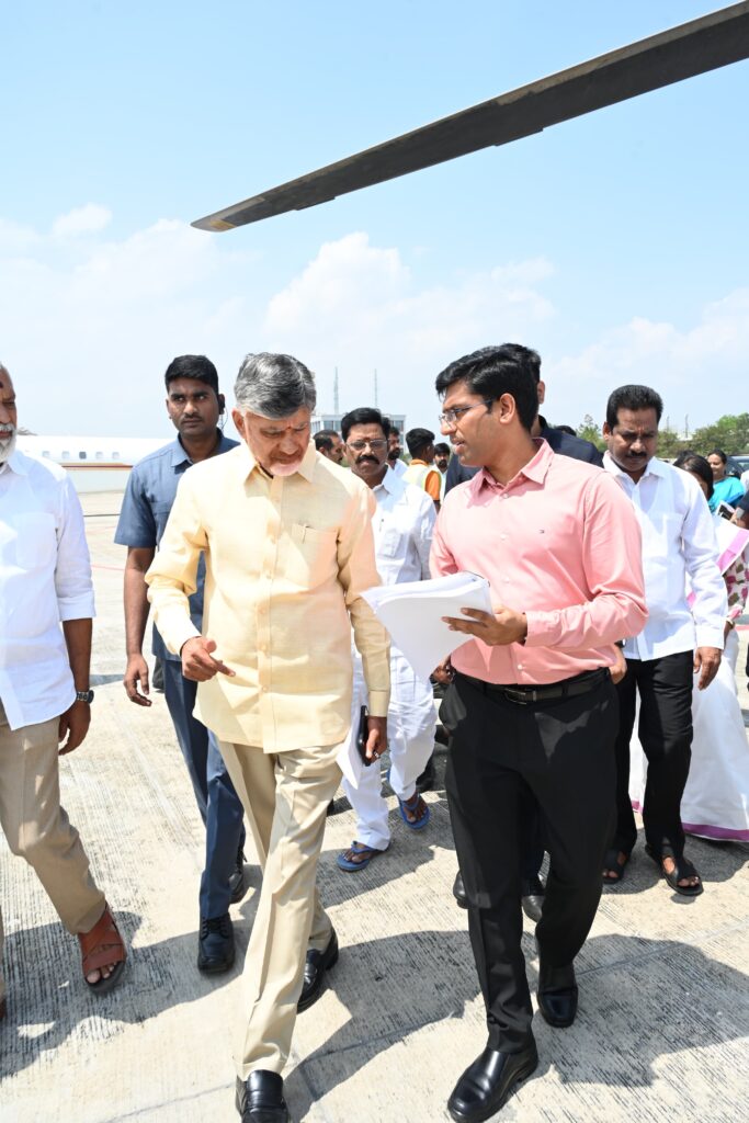 రేణిగుంట విమానాశ్రయం చేరుకున్న  చంద్రబాబు నాయుడుకి ఘన స్వాగతం