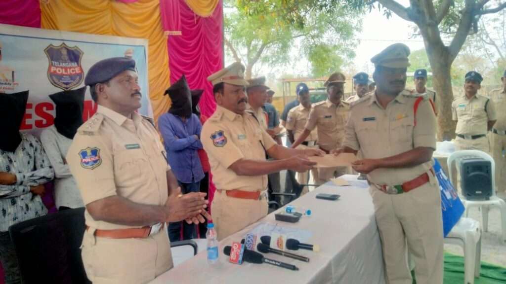 ఆలయాల వద్దకు వచ్చే భక్తులకు భద్రత కల్పించడం పోలీసుల బాధ్యత