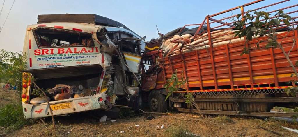 ఆగి ఉన్న టూరిస్టు బస్సును ఢీకొన్న DCM