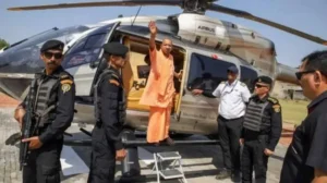 మరో విమానంలో లక్నోకు వెళ్లిన యోగి ఆదిత్యనాథ్