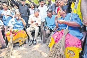 పారిశుద్ధ్య కార్మికుల‌తో చంద్ర‌బాబు సమావేశం