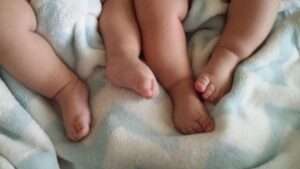 చిన్నారులను అక్రమ రవాణా చేస్తున్న కేటుగాళ్లు